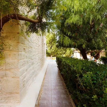 Discrete Loutra Villa