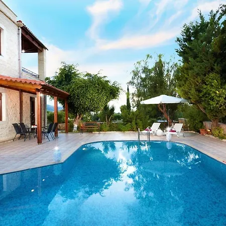 Discrete Loutra Villa